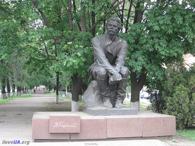 Памятник М. Горькому. Днепропетровск. Автор фото: Геннадий Фоков. http://iloveua.org/article/161 