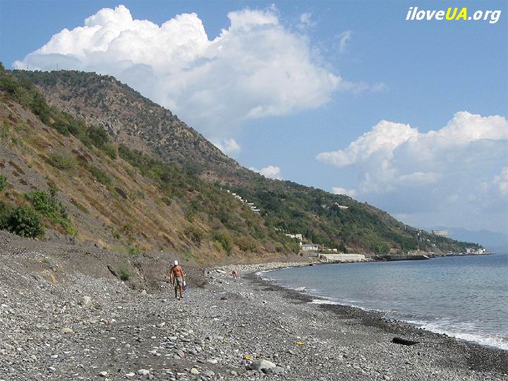 Побережье у Алушты. Галечный дикий пляж.   http://iloveua.org/article/136