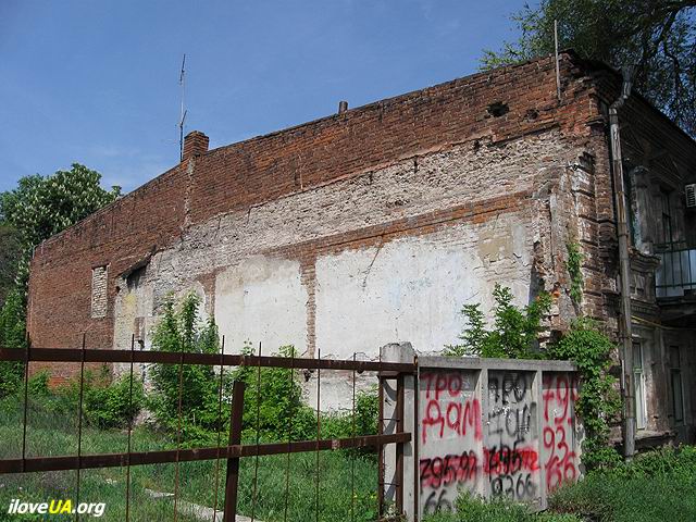 Глухая стена дома по ул. Савченко в Днепропетровске    http://iloveua.org/article/162