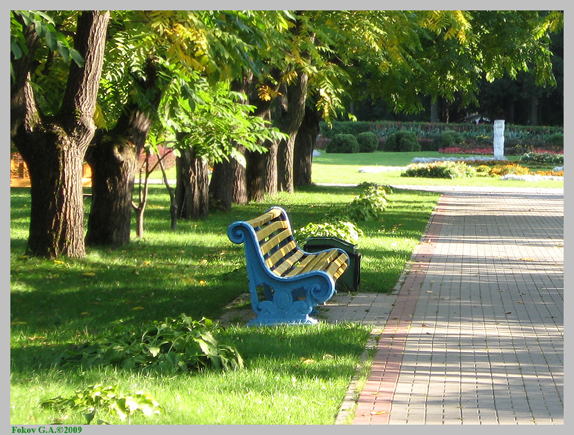 Скамейка у центрального цветочного партера минского ботсада. http://iloveua.org/article/82