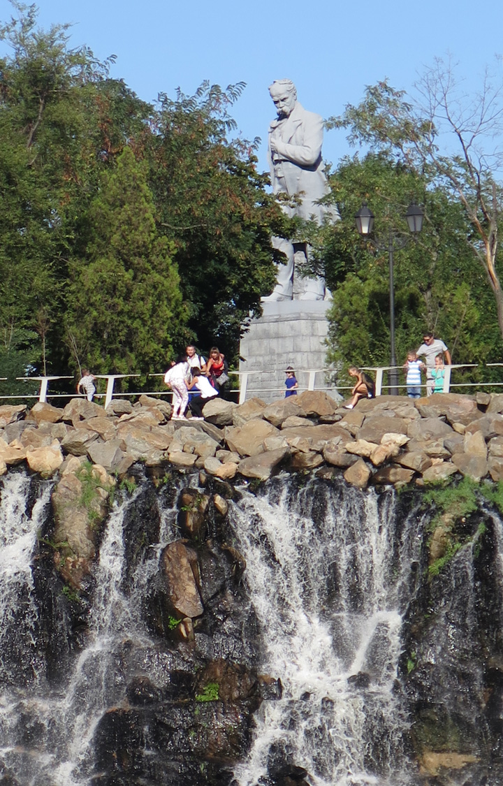 Вид на памятник Тарасу Шевченко и водопад Ревучий 